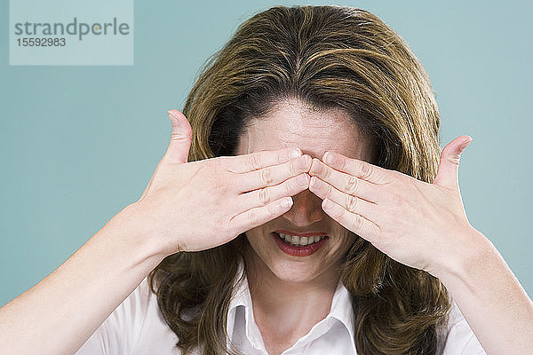 Nahaufnahme einer erwachsenen Frau  die unter Kopfschmerzen leidet