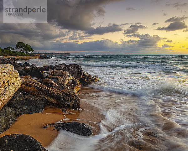 Sonnenaufgang über Strand und Meer; Kauai  Hawaii  Vereinigte Staaten von Amerika