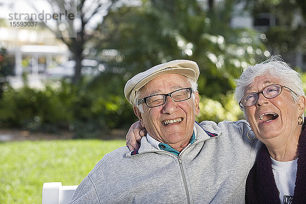 Ein älteres Ehepaar in einem Park.