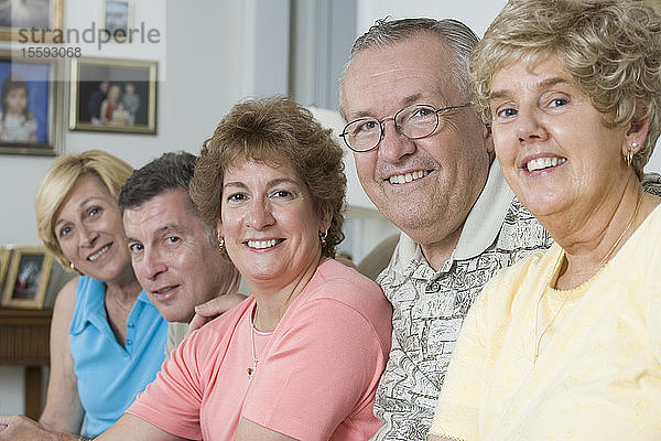 Eine Gruppe von Senioren lächelt gemeinsam in einem Heim