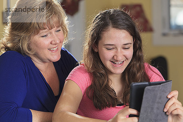 Mutter und Tochter benutzen ein Tablet