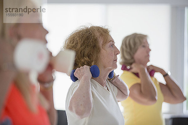 Ältere Frauen trainieren im Fitnessstudio