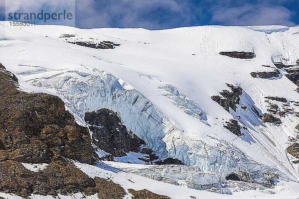 Gletschereis schwappt über Klippen in der Eastern Alaska Range; Alaska  Vereinigte Staaten von Amerika