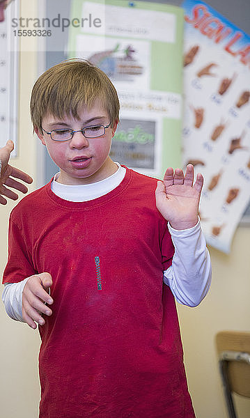 Junge mit Down-Syndrom in einem Klassenzimmer