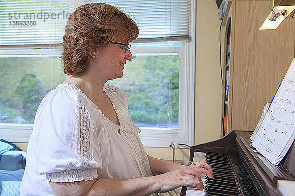 Frau mit RSD spielt auf ihrem Klavier