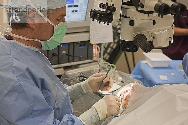 Arzt mit einer Klinge an einem kranken Patienten bei der Vorbereitung eines Schnittes