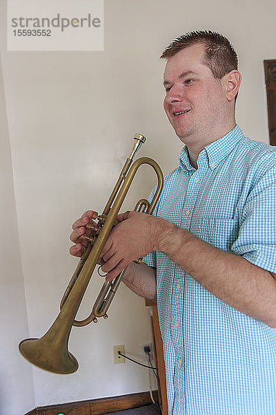 Musiker mit Sehbehinderung spielt Trompete