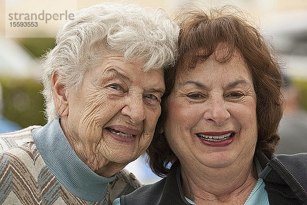 Nahaufnahme von zwei lächelnden Frauen