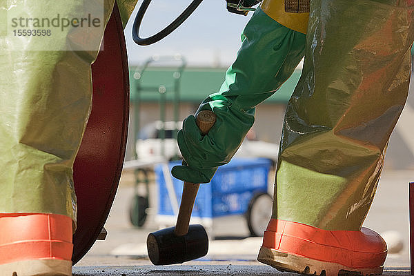 HazMat-Feuerwehrmann beim Verschließen eines Fasses