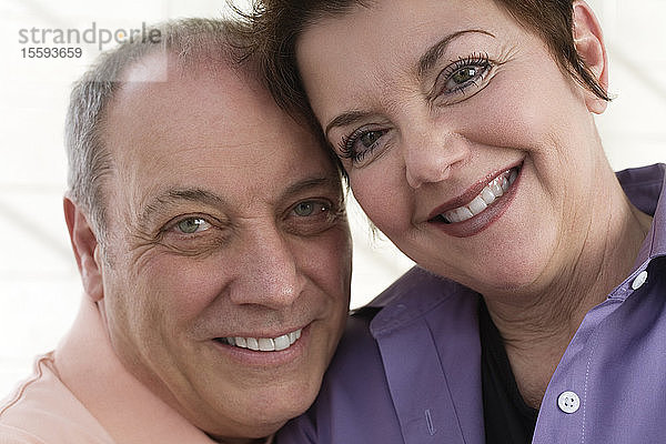 Porträt eines lächelnden reifen Paares.