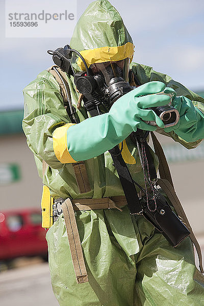 HazMat-Feuerwehrmann bei der Arbeit mit einer Kamera zur Aufzeichnung des Unfalls