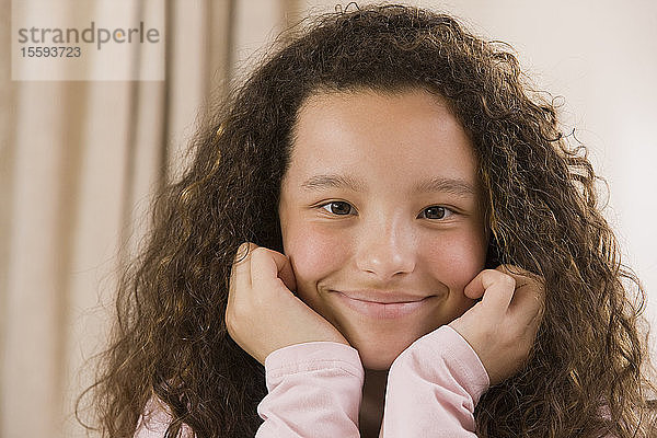 Porträt eines lächelnden hispanischen Mädchens