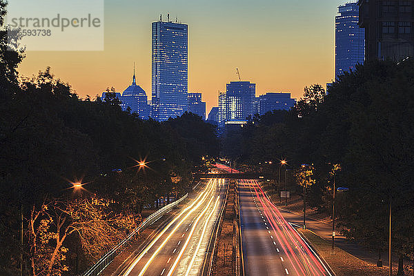 Storrow Drive in der Morgendämmerung mit Skyline im Hintergrund  Boston  Massachusetts  USA