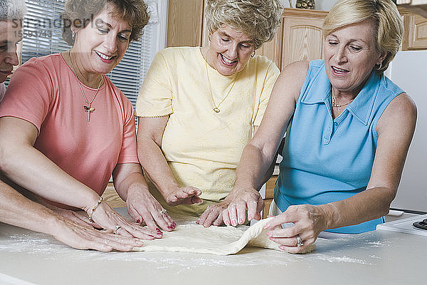 Ältere Frauen beim Brotbacken