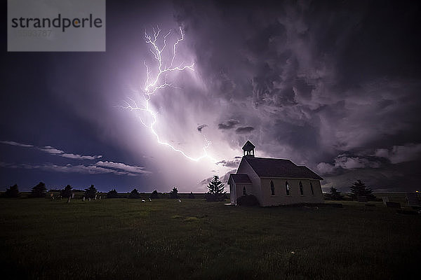 Schönes und helles Gewitter mit einer Kirche im Vordergrund; Moose Jaw  Saskatchewan  Kanada