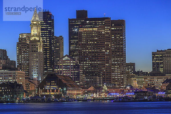 Skyline von Boston in der Abenddämmerung  gesehen von East Boston  Massachusetts  USA