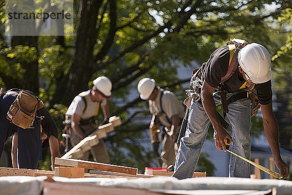 Zimmerleute bei der Arbeit auf einer Baustelle