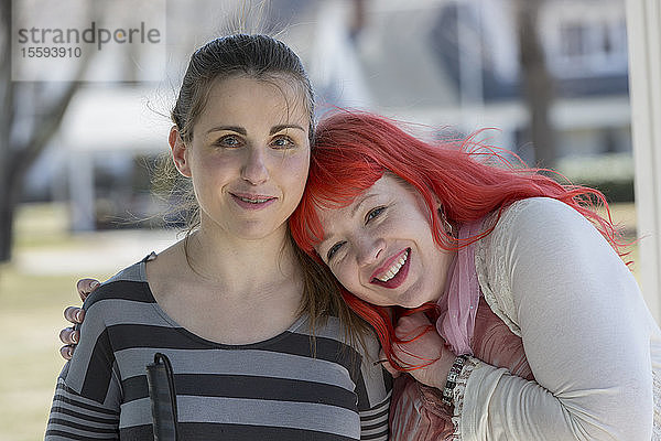 Zwei junge Frauen mit Sehbehinderungen