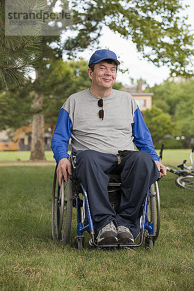 Mann mit Querschnittslähmung in einem Rollstuhl