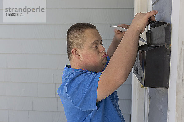 Teenager mit Down-Syndrom sucht im Briefkasten