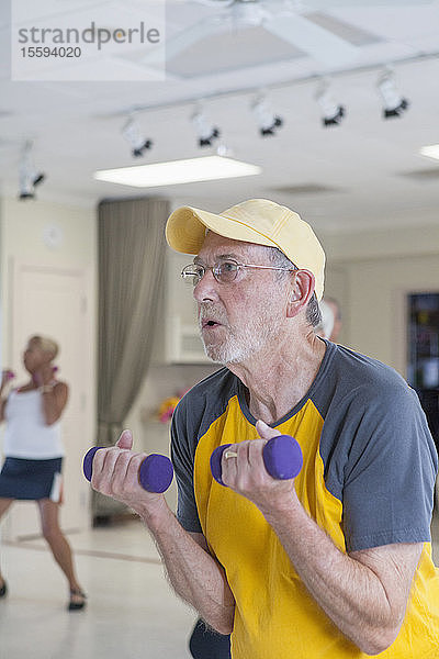 Älterer Mann trainiert im Fitnessstudio