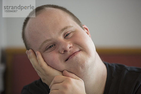 Porträt eines Kellners mit Down-Syndrom in einem Restaurant