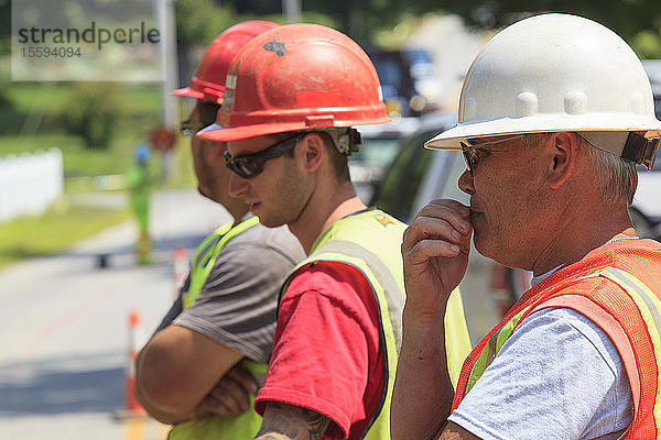 Bauarbeiter besichtigen das Projekt