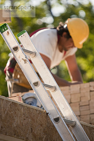 Schreiner bei der Arbeit auf einer Baustelle