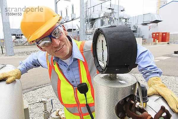 Ingenieur bei der Prüfung eines Messwertgebers in einem Elektrizitätswerk