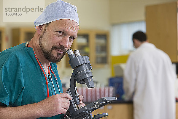 Wissenschaftler mit einem Mikroskop in einem Labor