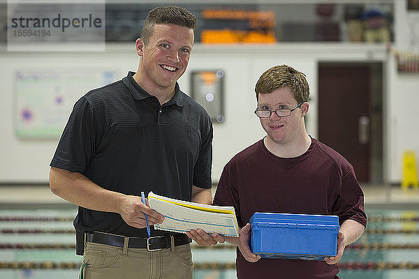 Junger Mann mit Down-Syndrom arbeitet an der Hochschule und nimmt PH vom Schwimmbad aus auf