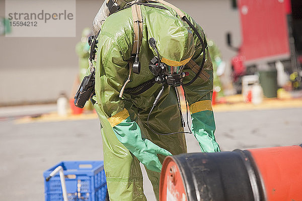 HazMat-Feuerwehrmann beim Verschließen eines Fasses