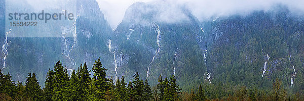 Zahlreiche Wasserfälle  die die Berghänge in den Cascade Mountains hinunterfließen; British Columbia  Kanada