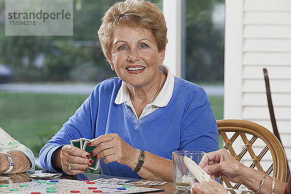 Ältere Frauen spielen Karten