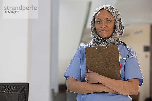 Porträt einer lächelnden muslimischen Krankenschwester