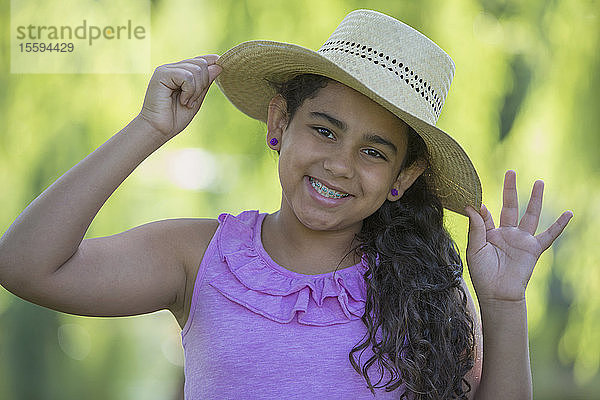 Porträt eines hispanischen Mädchens mit Zahnspange  das lächelt