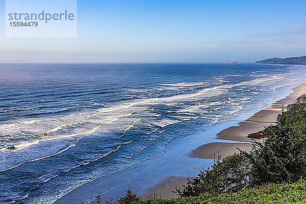 Blick auf die Küste von Oregon und den blauen Pazifischen Ozean vor einem blauen Himmel; Oregon  Vereinigte Staaten von Amerika