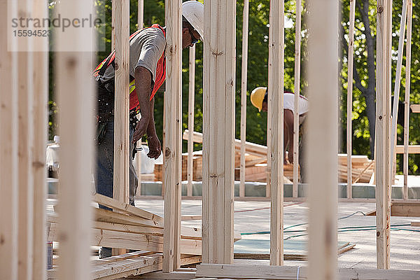 Zimmerleute bei der Arbeit auf einer Baustelle