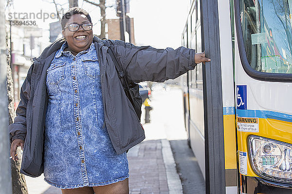 Frau mit bipolarer Störung  die einen Bus nehmen will und raucht