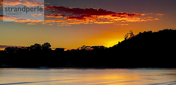 Sonnenaufgang über der Coromandel-Halbinsel; Nordinsel  Neuseeland