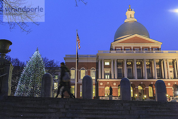 Boston State House in der Abenddämmerung an Silvester und Weihnachtsbaum  Boston  Massachusetts  USA