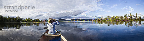Frau im Kanu auf dem Lake Umbagog  New Hampshire  USA