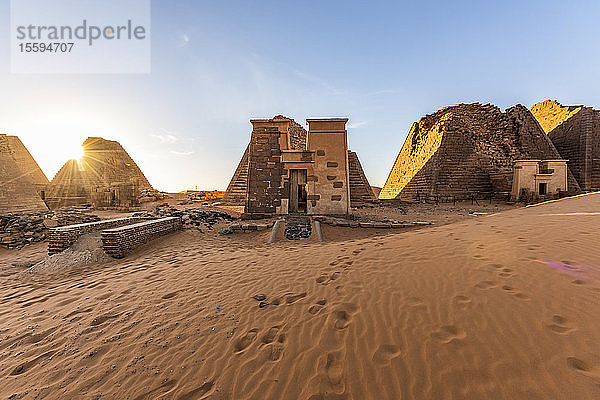 Pyramiden und rekonstruierte Kapelle auf dem Nordfriedhof von Begarawiyah  der 41 königliche Pyramiden der Monarchen enthält  die zwischen 250 v. Chr. und 320 n. Chr. das Königreich Kusch regierten; Meroe  Nordstaat  Sudan