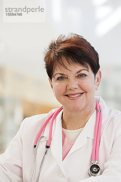 Porträt einer Krankenschwester mit einem Stethoskop