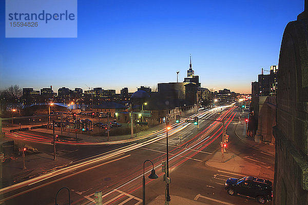 Leverett Circle in der Abenddämmerung am Rande der Verkehrsstation mit Blick auf das Museum of Science  Boston  Massachusetts  USA