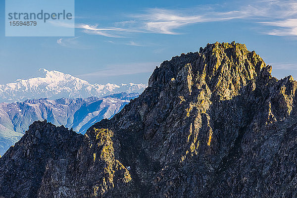 Gipfel des Pioneer Peak mit Denali im Hintergrund  Chugach Mountains; Alaska  Vereinigte Staaten von Amerika