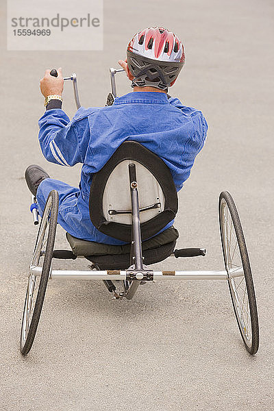 Behinderter Mann fährt auf einem Rennrad