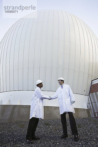 Zwei Wissenschaftler schütteln sich die Hände