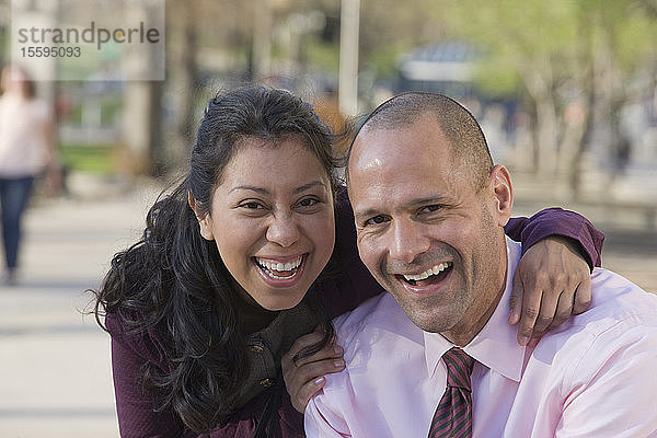 Porträt eines lächelnden hispanischen Paares