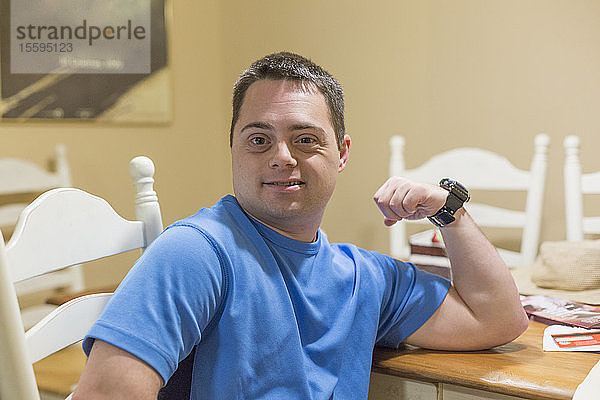 Porträt eines glücklichen Mannes mit Down-Syndrom